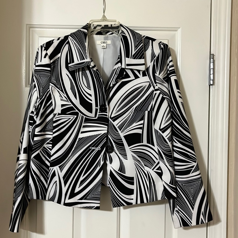 Black and white short jacket, size 12 like new. I only worn this jacket twice..